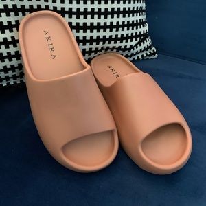 New Yeezy inspired foam slides. Size 39. Camel.